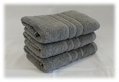Šedý froté ručník s výšivkou na přání
