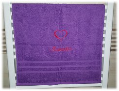 Fialový froté ručník s výšivkou na přání